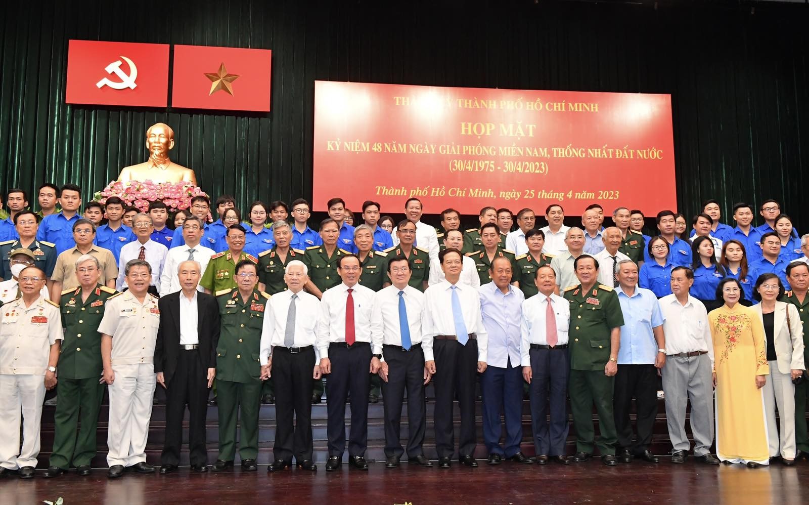 Các đồng chí lãnh đạo, nguyên lãnh đạo Đảng, Nhà nước, Ủy ban Trung ương MTTQ Việt Nam, các tướng lĩnh và lãnh đạo TP. Hồ Chí Minh dự buổi họp mặt (Ảnh: VIỆT DŨNG).